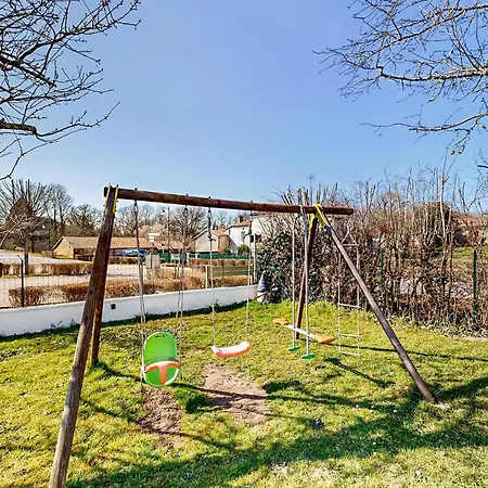Vakantiehuis 2 Bedroom Stunning In Oradour-Fanais