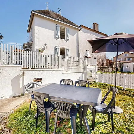 2 Bedroom Awesome In Holiday home *