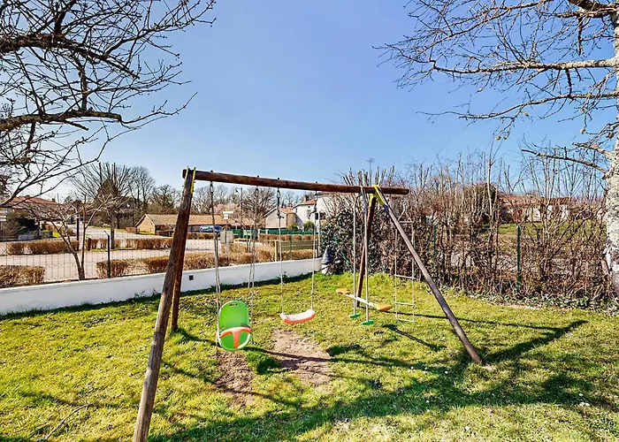 Сasa de vacaciones 2 Bedroom Cozy In Oradour-Fanais